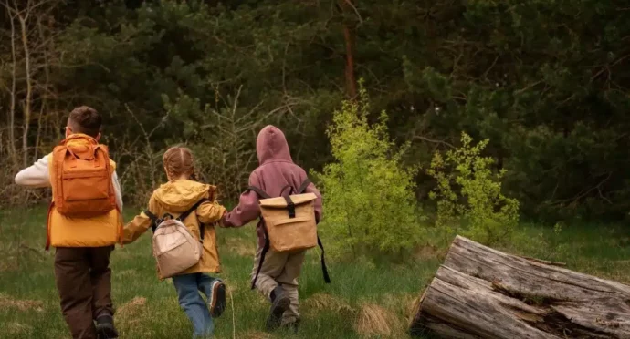 enfants en randonnée en montagne en rhône alpes