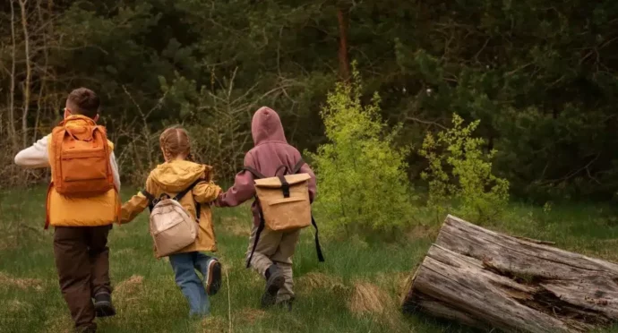 enfants marchant dans la nature en auvergne