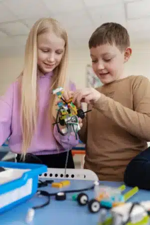 élèves découvrant la science robotique