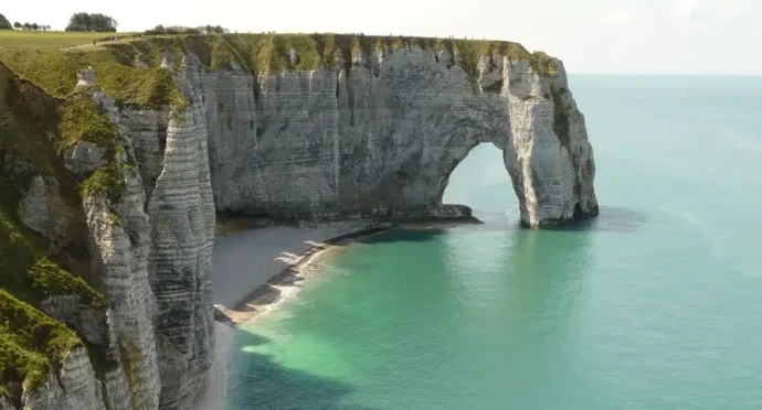 falaises d'étretat et mer du nord en normandie
