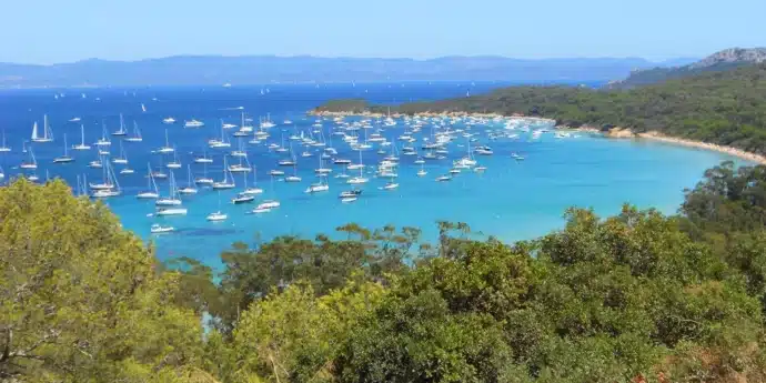 Île de Porquerolle mer bateaux et soleil