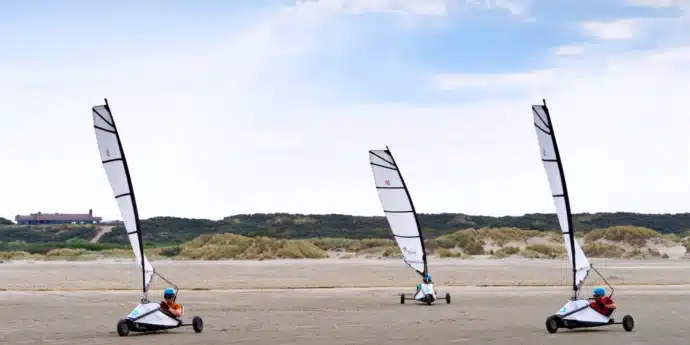 enfants en initiation au char-à-voile en Occitanie