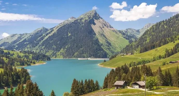 montagne en rhône-alpes avec lac