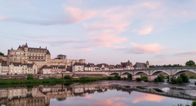 pont et château de loire et fleuve