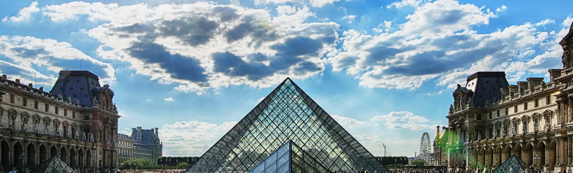 monument louvre dans la ville de Paris en France
