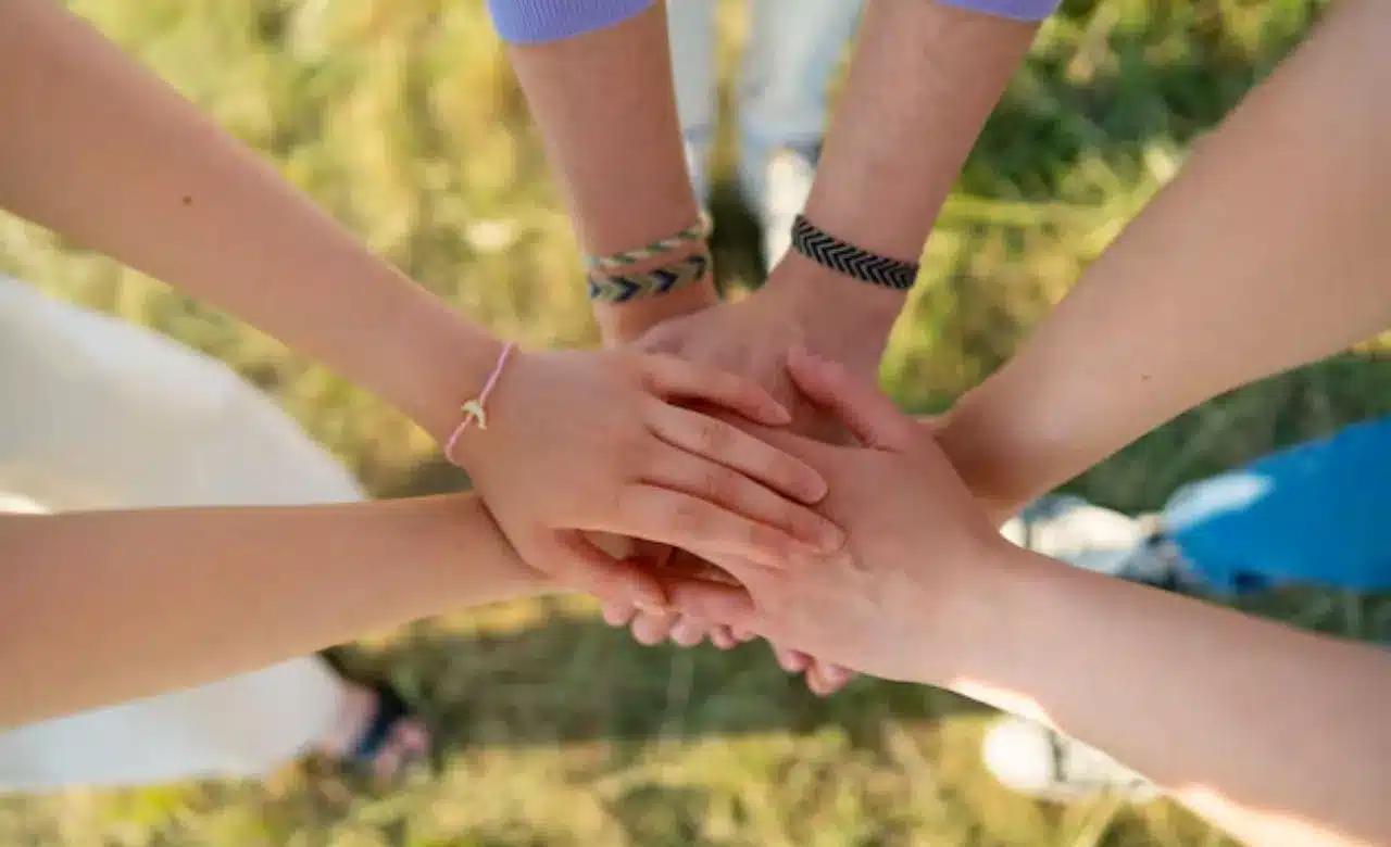 eleves en sejour intégration mains jointes