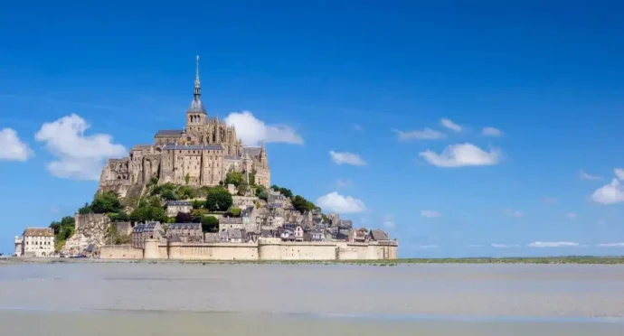 mont-saint-michel ciel bleu