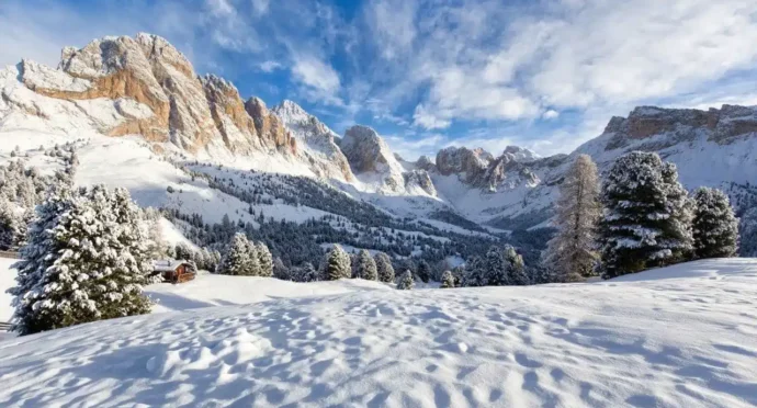 montagne en rhône-alpes enneigées
