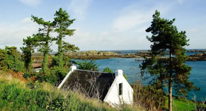 Île Chausey en Normandie avec petite maison