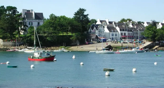 bateau en bord de côte bretonne sur l'océan