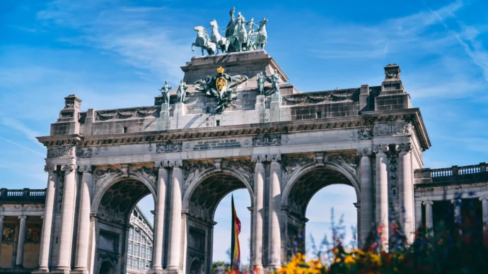 Parc du cinquantenaire avec fleurs et drapeau Belge