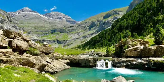 Paysage des Pyrénées avec montagnes rivière et soleil
