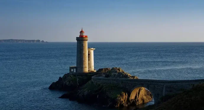 phare breton en bord d'océan