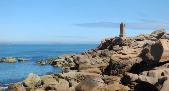 phare en bord de côte sur des rochers en bretagne