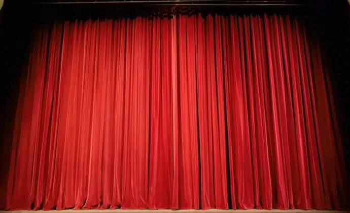 scène de théatre rideaux rouges