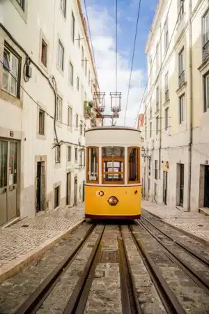tramway jaune au portugal