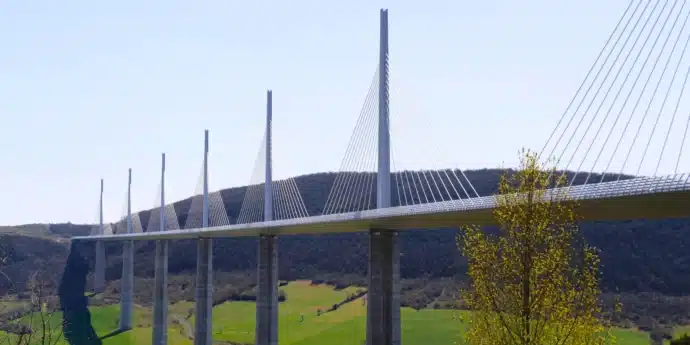 Viaduc de Millau et collines