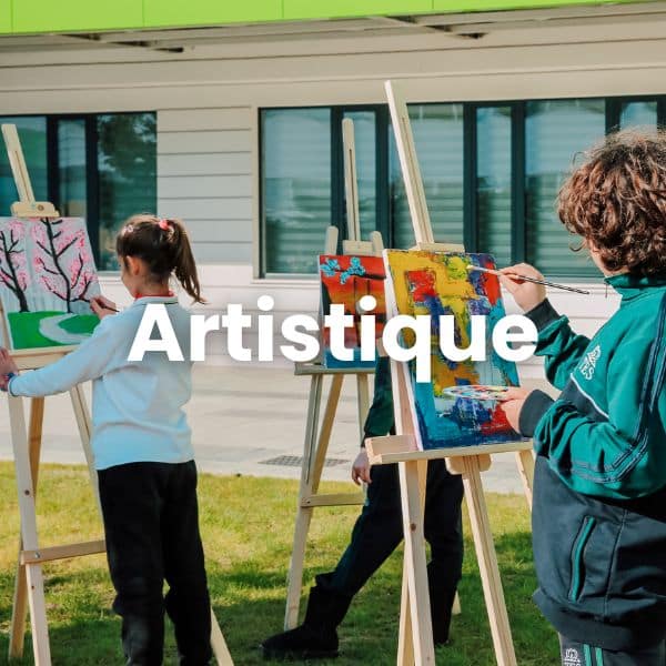 élèves primaire en projet scolaire artistique peinture chevalet