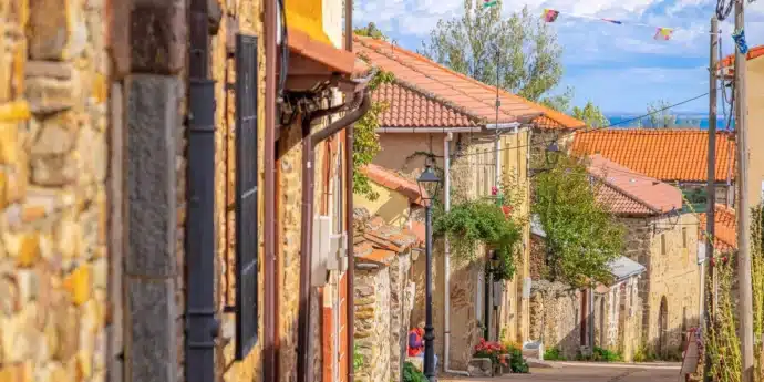 Ruelle d'un village sur le chemin de saint-Jacques de Compostelle