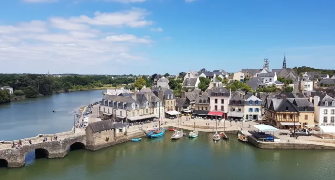 village breton océan avec fleuve