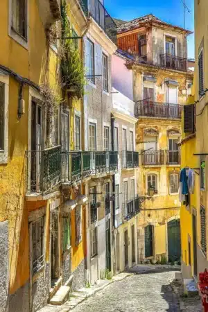 ville ensoleillée au portugal bâtiments jaunes