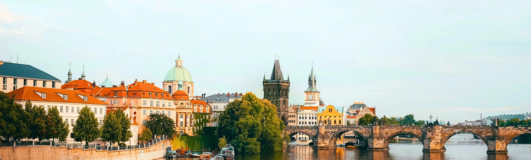 Prague fleuve et ville en voyage scolaire en République tchèque