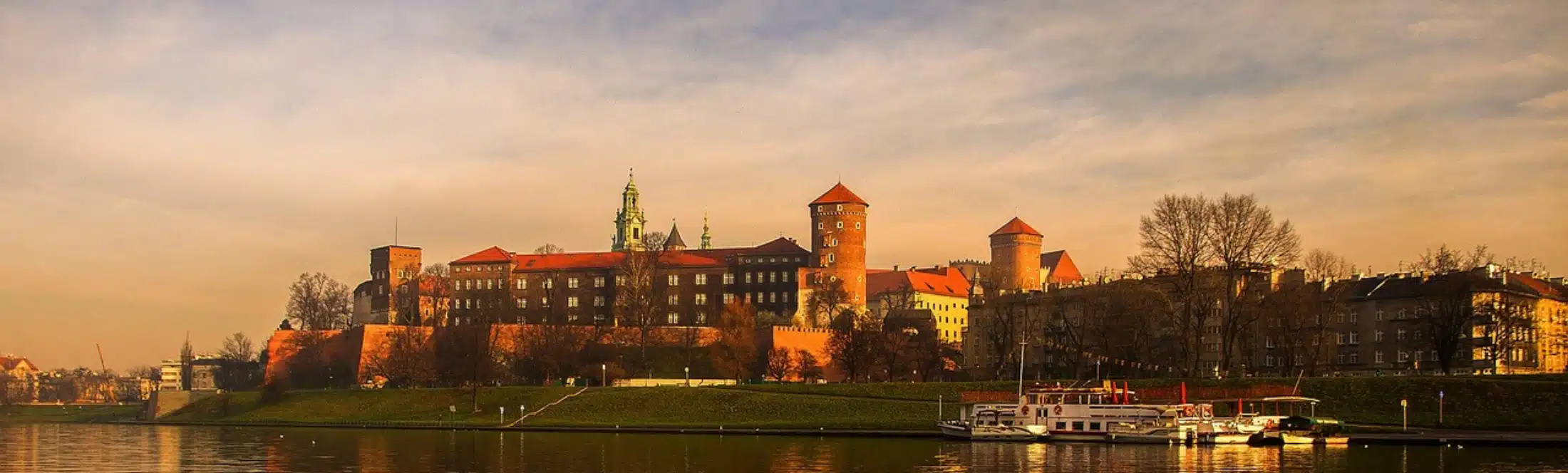 ville pologne avec fleuve au couché de soleil